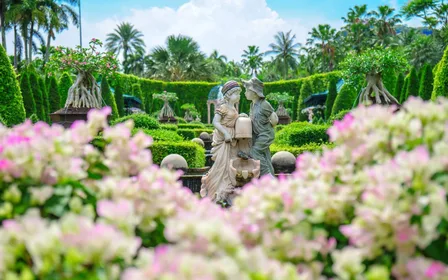 600 Hektar preisgekrönter Gärten – Wandern Sie durch die aufwendig gestalteten Anlagen von Nong Nooch, einer mehrfach preisgekrönten Fusion aus europäischer und thailändischer Gartenkunst.