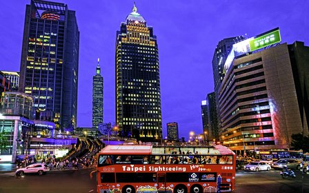 夜色降臨,台北101在車窗外閃閃發光