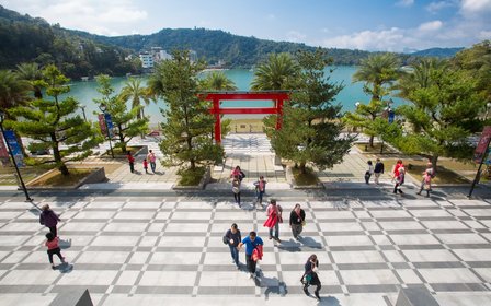 一走出纜車站,鳥居意象廣場就迎接你