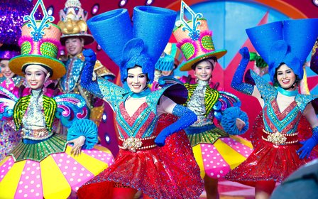 Taman karnival kebudayaan pertama Thailand — Bersiar-siar di taman malam seluas 40 ekar yang bermandikan cahaya dan warna yang mempesonakan, meraikan festival dan warisan Thai.