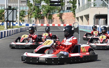 化身賽車手,衝進8字型立體隧道