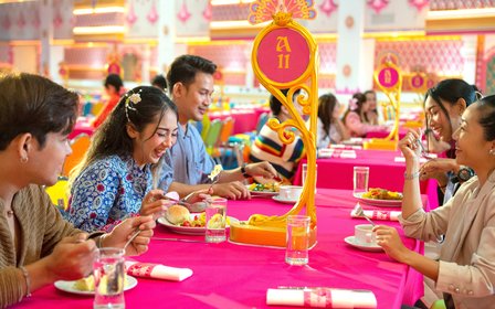 Tambahan makan dan tunggang — Gandingkan kemasukan anda dengan makan malam bufet, naik taraf Tempat Duduk Diraja, atau pemindahan kongsi yang mudah.