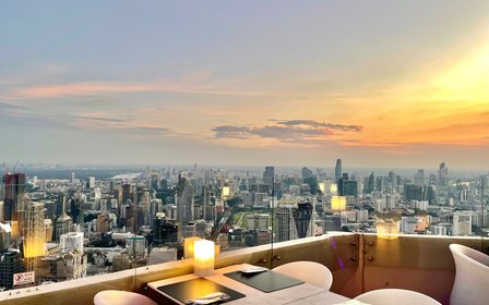 在81樓的曼谷空中餐廳享用美食，360度旋轉觀景臺將曼谷全景盡收眼底