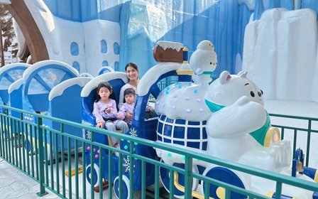 Nikmati berbagai aktivitas salju asli yang menarik termasuk seluncur salju, seluncur kereta luncur, dan membuat manusia salju