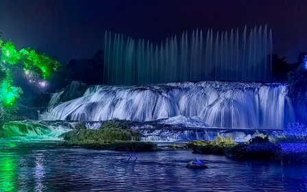 亚洲最大瀑布群的夜间盛宴
