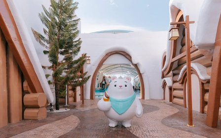 Jelajahi area bertema unik seperti Ice Cave, Ice Bar, arena ice skating, dan Penguin Village