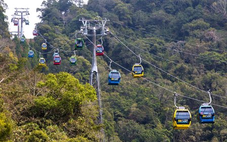 色彩繽紛的車廂,串起日月潭與九族文化村