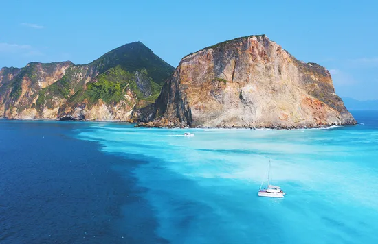 龜山島 牛奶海帆船遠景