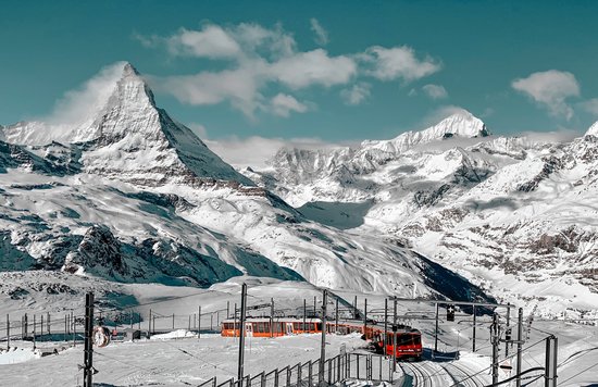 Stunning Switzerland by train. Image credits: Victor He on Unsplash