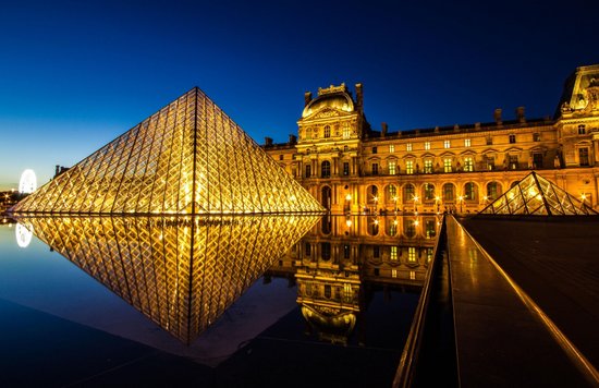 the louvre at night 