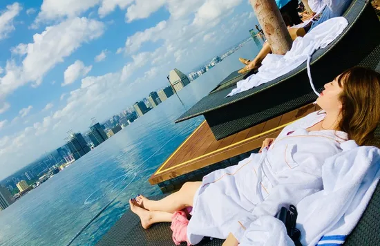 マリーナベイサンズ 屋上のインフィニティプールで日光浴