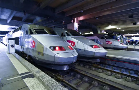 パリのモンパルナス駅に停車中のTGV