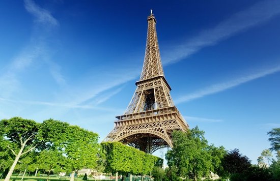 หอไอเฟล สัญลักษณ์ชื่อดังของกรุงปารีสและประเทศฝรั่งเศส