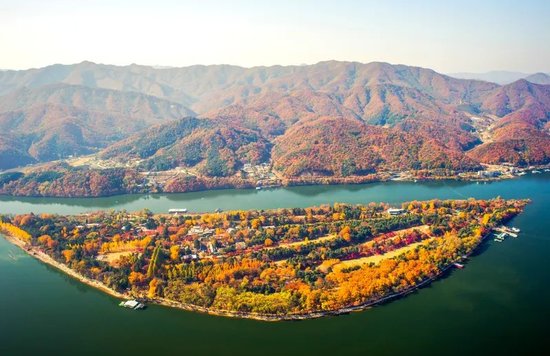 ใบไม้เปลี่ยนสีที่เกาหลี โรแมนติกราวกับหลุดออกมาจากซีรีส์
