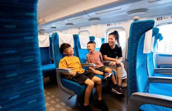 Enjoy the unique experience aboard the Shinkansen with your family!