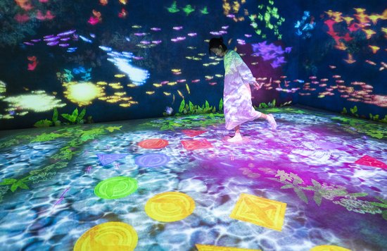 teamLab, Hopscotch for Geniuses: Bounce on the Water © teamLab