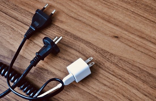 様々な種類のコンセントプラグ