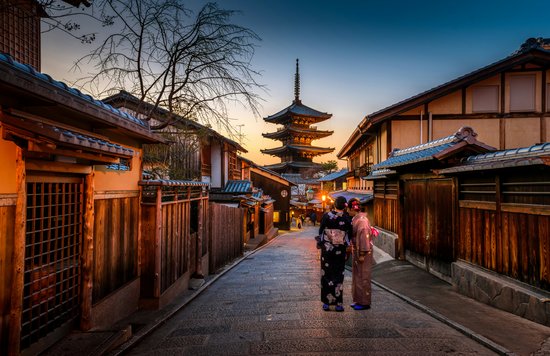 2 women walking the streets of Kyoto wearing kimonos