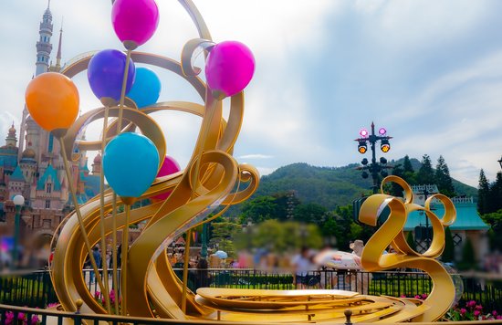 香港ディズニーランド・リゾート20周年の初日へ！ エントランス　風船