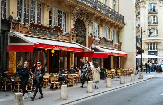 Find restaurants on every street corner in Paris! | Photo Credits: Daria Agafonova on Pexels