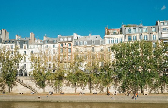 Parisian Riverside with Historic Buildings | Photo credit: Meltem B. on on Pexels