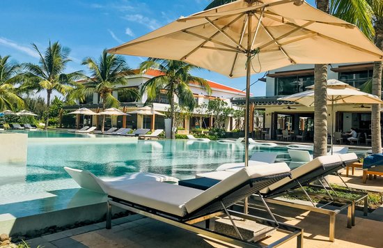 Relaxing poolside | Photo Credits: Phùng Nhựt on Pexels