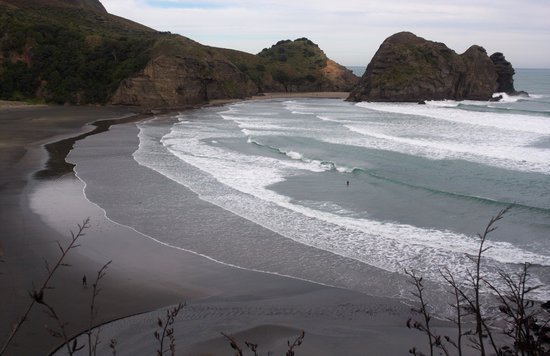 Dramatic black-sand beach and waves at Piha Beach | Photo Credit: Wikimedia Commons