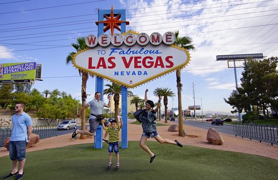  Family posing and jumping in front of the Welcome to Fabulous Las Vegas sign | Photo Credit: Flickr