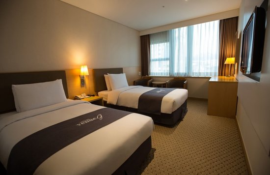 Cozy twin beds with warm lighting at Hotel Venue G in Seoul