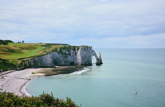 Cliffs of Étretat natural arch and white chalk cliffs along Normandy coast | Photo from Andrei I on Pexels