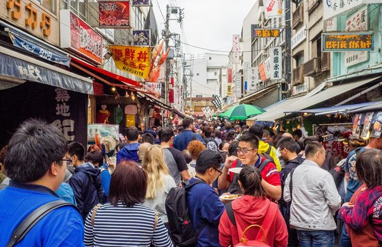 Crowded Nishiki Market street food scene in Kyoto | Photo from Ajay Suresh