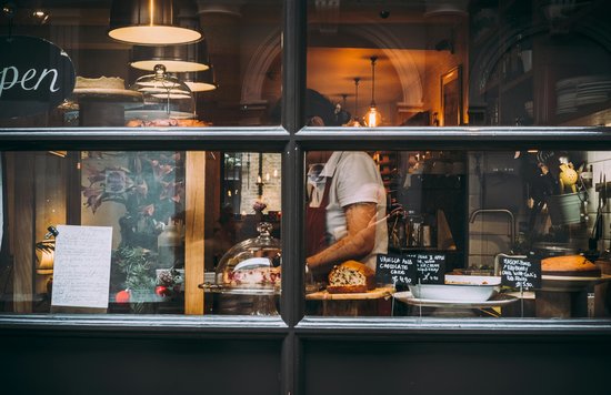 Cozy London café window showcasing classic cakes | Photo Credit: Davide Baraldi on Pexels