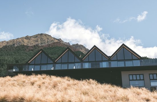 Kamana Lakehouse with panoramic views of Lake Wakatipu and the surrounding mountains