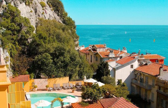 Cliffside pool overlooking the Mediterranean at Hôtel La Pérouse Nice