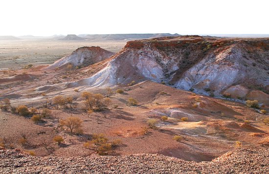 Desert landscapes surrounding the underground town of Coober Pedy | Photo from Georgie Sharp on Flickr