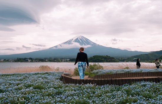 Photo of a woman with Mount Fuji at the backdrop