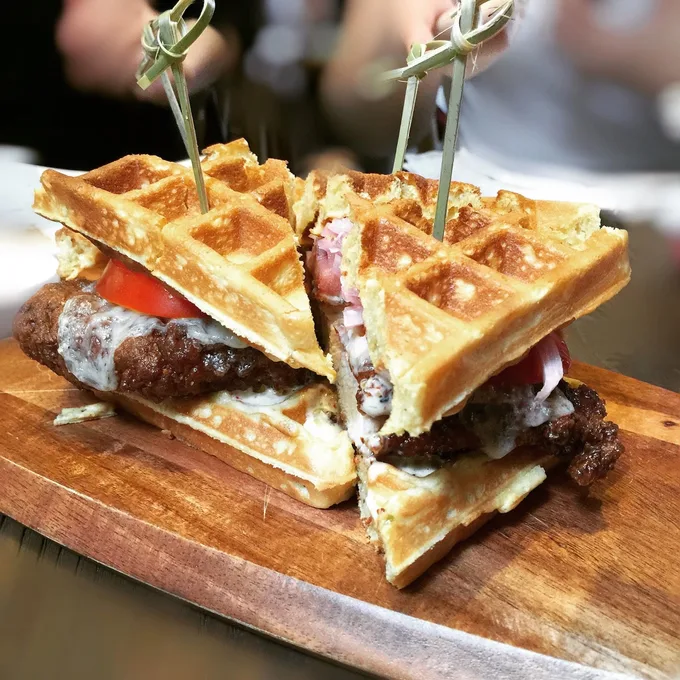 bánh waffle gà chiên là một trong 10 món ăn ngon ở đài loan