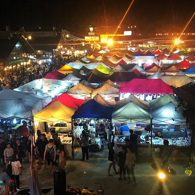 chợ talad rot fai là một trong những khu chợ đường phố ở bangkok