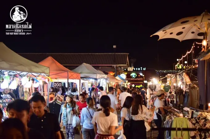 chợ talad rot fai ratchada là một trong những khu chợ đường phố ở bangkok