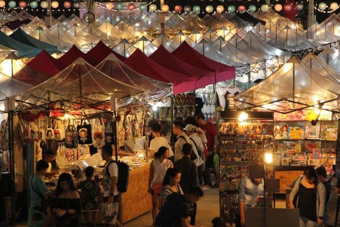 chợ talad neon là một trong những khu chợ đường phố ở bangkok