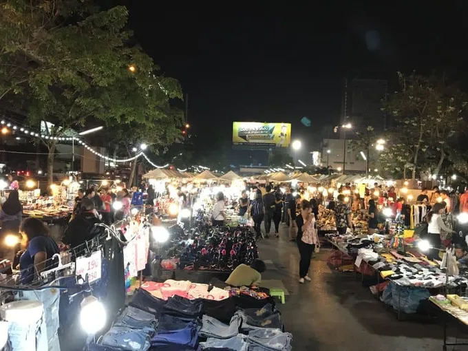 chợ đêm ramkhamhaeng là một trong những khu chợ đường phố ở bangkok