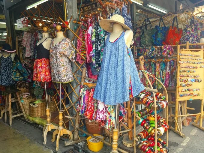 mua sắm tại chợ chatuchak - một trong những khu chợ đường phố ở bangkok