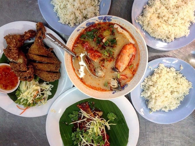 thưởng thức món ăn hồi giáo tại chatuchak, một trong những khu chợ đường phố ở bangkok