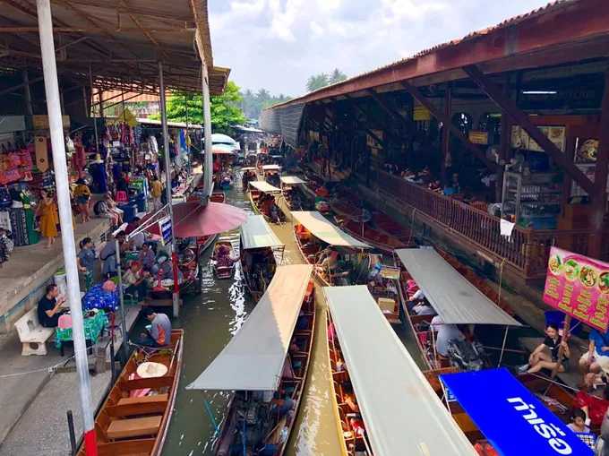 mua sắm tại chợ nổi damnoen saduak, một trong những khu chợ đường phố ở bangkok