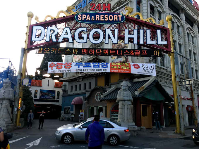 cổng và biển hiệu của Dragon Hill Spa