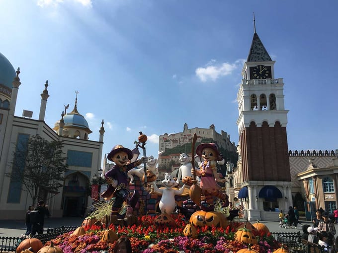 những bức tượng tại everland