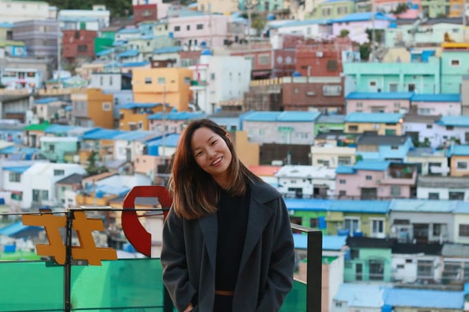 cô gái chụp ảnh tại làng văn hóa gamcheon