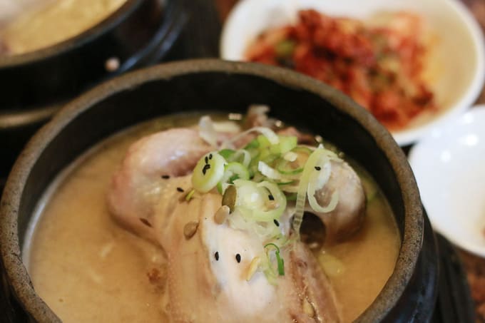 món gà hầm sâm Samgyetang tại Tosokchon