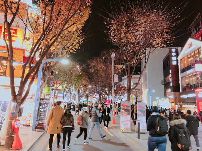 phố mua sắm tại seoul vào buổi tối