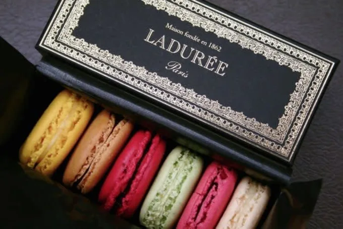 Thưởng thức Macaron tại Laduree